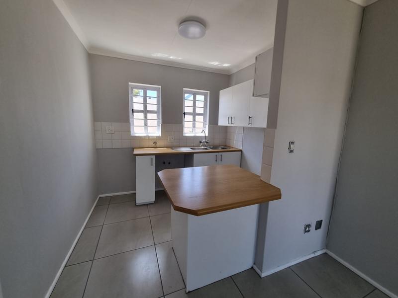 To Let 2 Bedroom Property for Rent in Oakglen Western Cape